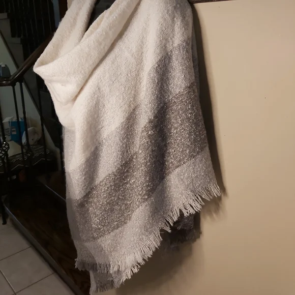 Oversized grey & white Scarf - Picture 9 of 13